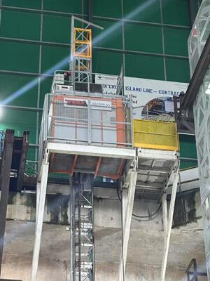 İyi fiyat Ters tip bina vinci Q345B Çelik 1000kg Malzeme Kremayer Dişli Vinç Asansör Tünel İçin çevrimiçi