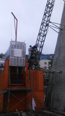 İyi fiyat 35m/min İnşaat Alanı Asansör Q345B Çelik Geçici İnşaat Asansörleri çevrimiçi