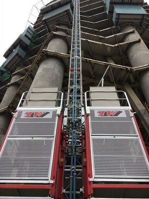 Çifte kafesler orta hızlı Rack ve Pinion bina kaldırıcı / 2000kgs Inverter ve sıcak galvanizli direği ile yük